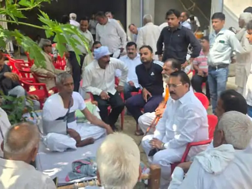 ट्रैक्टर हादसे में मृत रामविरी के परिजन और पूर्व विधायक योगेश वर्मा श्रद्धांजलि अर्पित करते हुए