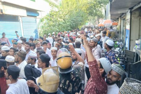 बरेली में जुमे की नमाज के बाद ‘I ❤️ Mohammad’ विवाद पर बवाल, पुलिस ने तीन जगहों पर किया लाठीचार्ज और भगदड़ पर काबू पाया