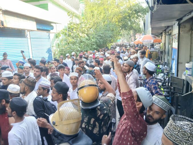 बरेली में जुमे की नमाज के बाद ‘I ❤️ Mohammad’ विवाद पर बवाल, पुलिस ने तीन जगहों पर किया लाठीचार्ज और भगदड़ पर काबू पाया