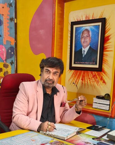 तस्वीर से संवाद: पूज्य पिताजी की तस्वीर के सामने, शीश नवावा