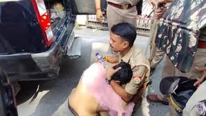 युवक ने मेरठ कमिश्नर कार्यालय के बाहर आत्मदाह का प्रयास किया