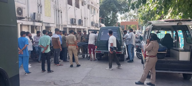 मौके पर मौजूद पुलिस व भीड़ - फोटो : News Higway
