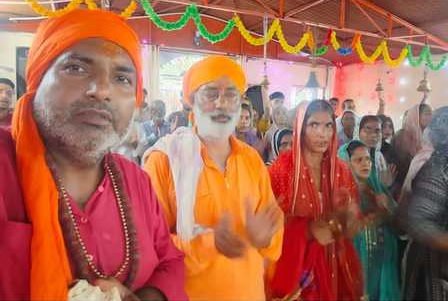 प्राचीन जयंती माता शक्तिपीठ मंदिर में पूजा अर्चना करते श्रद्धालु स्रोत मंदिर