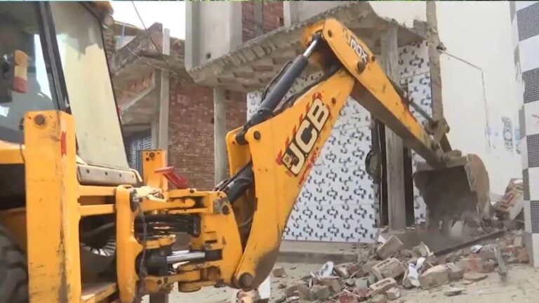 संभल में तालाब की जमीन पर बने अवैध मैरिज हॉल पर प्रशासन का बुलडोजर