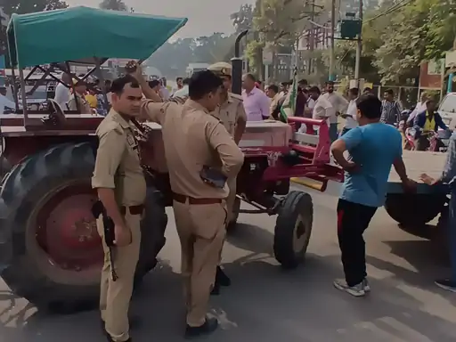 मवाना में भाकियू (टिकैत) का हंगामा, खंभा हटाने को लेकर प्रदर्शन से जाम