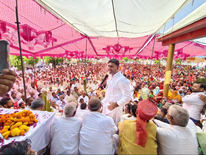 लावड़ में महात्मा ज्योतिबा फुले सम्मान समारोह में पहुँचे विधायक अतुल प्रधान