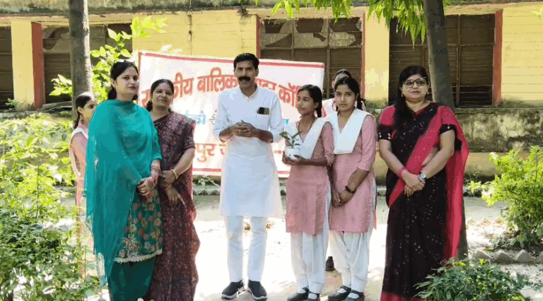 राजकीय कन्या इंटर कॉलेज, हस्तिनापुर में आयोजित पर्यावरण संरक्षण एवं विकसित भारत अभियान के कार्यक्रम के दौरान वृक्षारोपण करते शिक्षाविद् सुनील पोसवाल व विद्यालय परिवार।