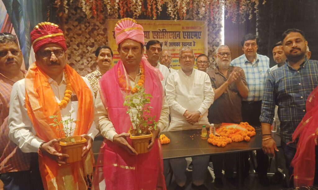 सोशल एसोसिएशन एसएमए के 11वें स्थापना समारोह में पदाधिकारियों को नियुक्ति पत्र सौंपते अतिथि।