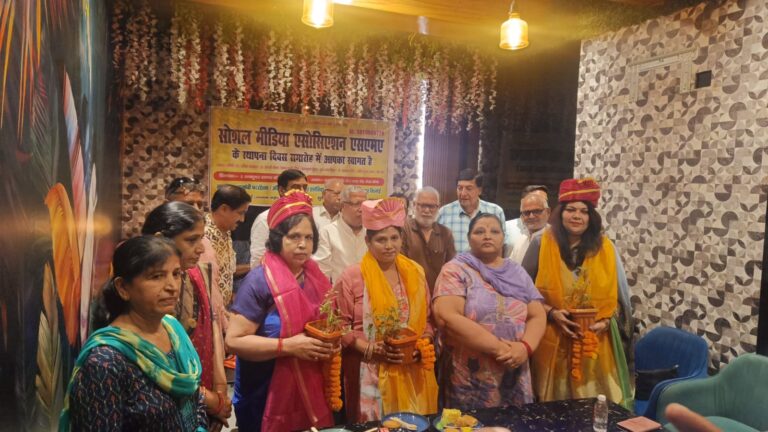 सोशल एसोसिएशन एसएमए के 11वें स्थापना समारोह में पदाधिकारियों को नियुक्ति पत्र सौंपते अतिथि।