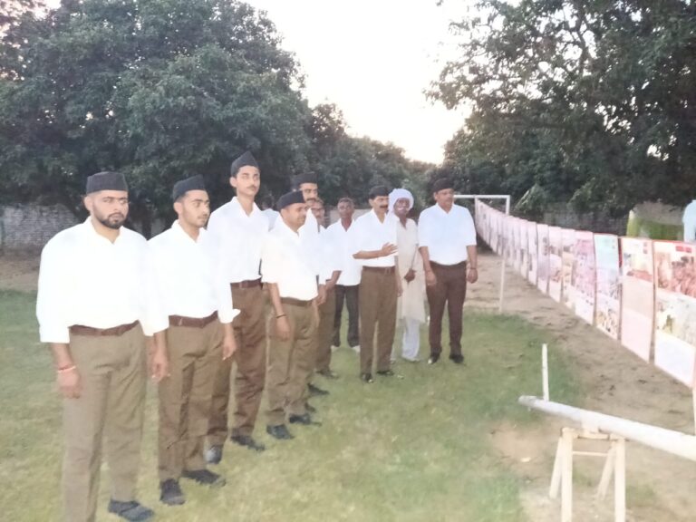 सजे-धजे परिसर में रंगोली और अनुशासन के साथ एकत्र स्वयंसेवक – रानीनंगला विजयदशमी समारोह।