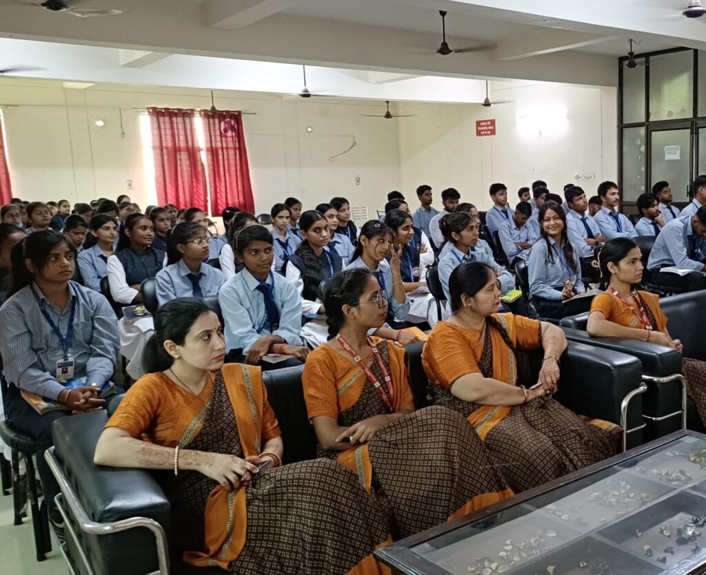 रुद्रा इंस्टीट्यूट ऑफ टेक्नोलॉजी, मवाना में सेबी की ओर से आयोजित फाइनेंशियल लिटरेसी कार्यक्रम में छात्र-छात्राओं को निवेश के प्रति जागरूक करतीं डॉ. स्तुति प्रियदर्शनी और प्रीति शर्मा।