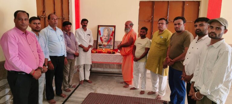हस्तिनापुर स्थित श्री कर्ण मंदिर में अभिनेता पंकज धीर के निधन पर आयोजित श्रद्धांजलि सभा