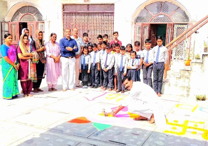 एमवीएल ऑक्सफोर्ड पब्लिक स्कूल में छात्रों ने बनाई रंगोलियां, मनाई धनतेरस और दीपावली की खुशियां