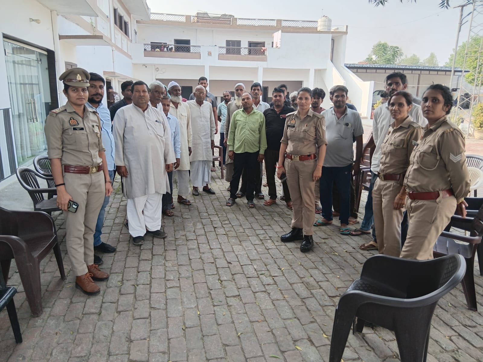 बहसूमा पुलिस ने चलाया साइबर जागरूकता अभियान, ग्रामीणों को किया सतर्क