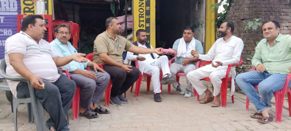 गन्ना मूल्य बढ़ोतरी पर रालोद कार्यकर्ताओं ने मनाई खुशी, एक-दूसरे को खिलाई मिठाई