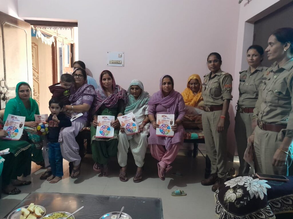 मिशन शक्ति टीम साथ गांवों में महिलाओं को सुरक्षा, सम्मान और स्वावलंबन के प्रति जागरूक करती हुईं।