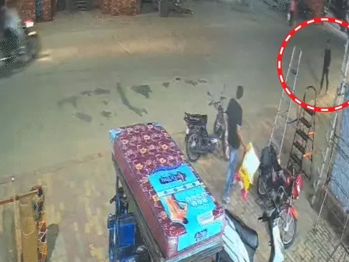 मवाना में सफेद कार से युवक सादिक को टक्कर मारने की घटना की जांच पुलिस द्वारा सीसीटीवी फुटेज के आधार पर की जा रही है।