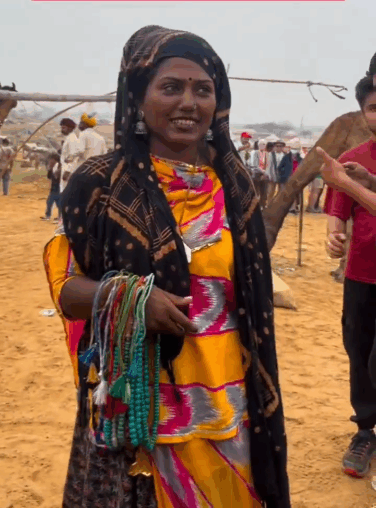 नागिन जैसी आंखों वाली सुमन पर छाया पुष्कर मेले का रंग