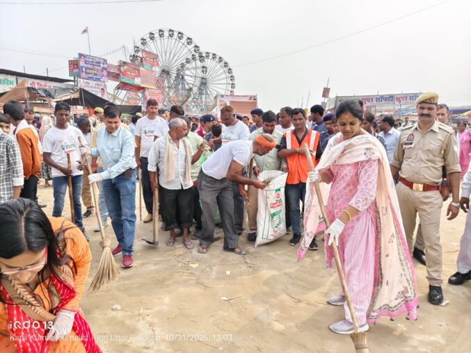 अमरोहा: तिगरी गंगा घाट पर DM निधि गुप्ता वत्स ने चलाया सफाई अभियान, आज होगा मेले का विधिवत उद्घाटन