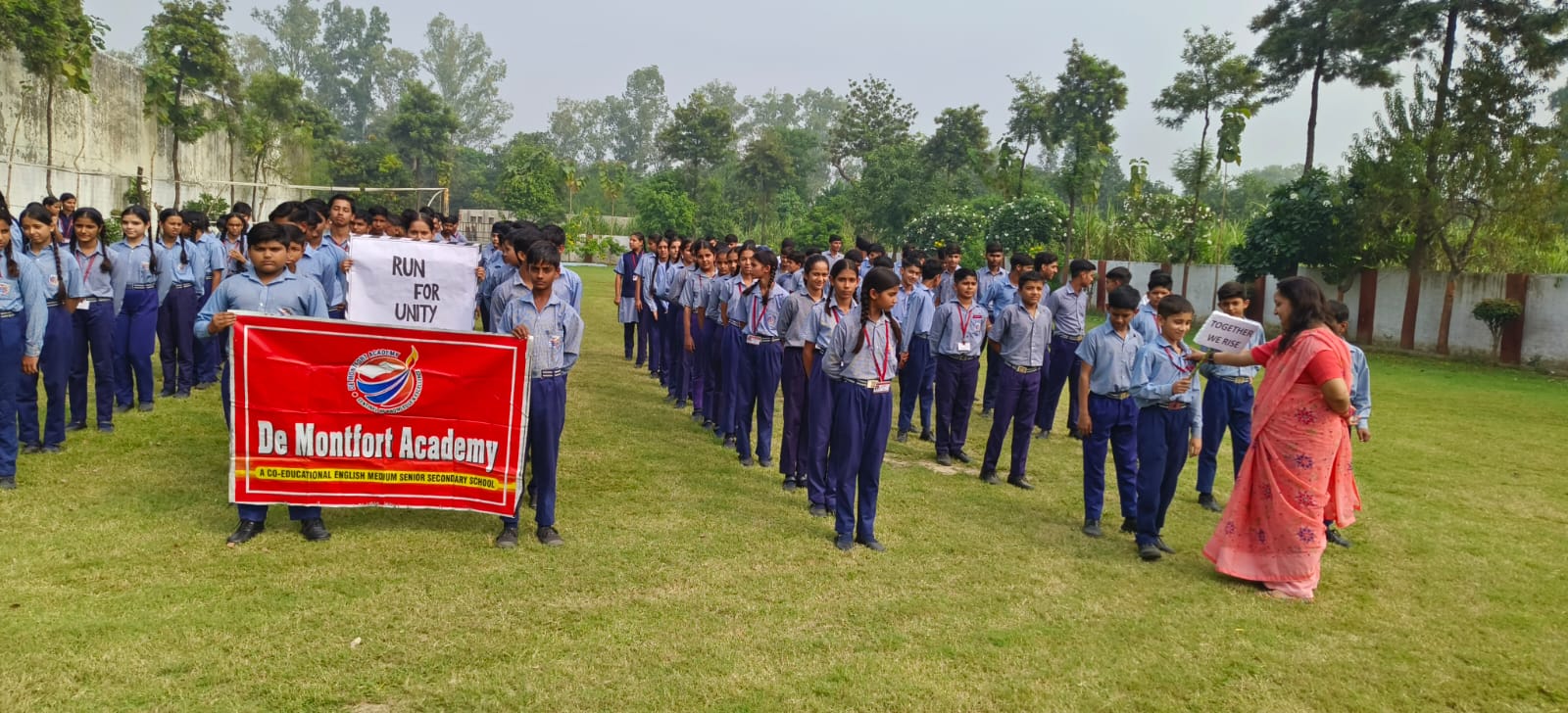 “डी मोनफोर अकादमी के छात्र-छात्राएं राष्ट्रीय एकता दिवस पर आयोजित मैराथन में भाग लेते हुए।”