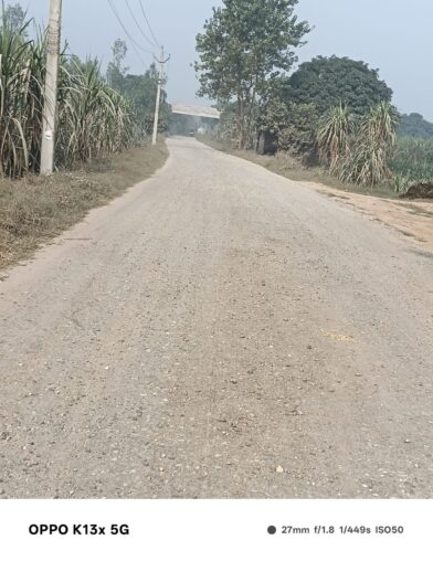 बहसूमा खतौली मार्ग पर धीमी रफ्तार से चल रहा सड़क निर्माण कार्य, धूल और पत्थरों से परेशान ग्रामीण व राहगीर