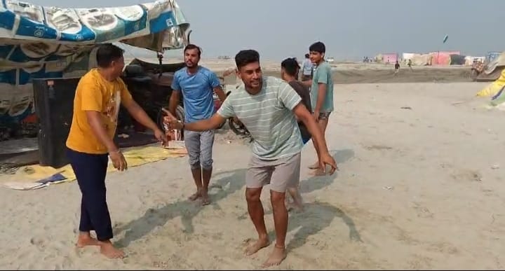 धर्मपुरा गंगा घाट पर उमड़ा श्रद्धा का सैलाब, ट्रैक्टर ट्रॉलियों पर झूमते दिखे श्रद्धालु, आज हो रहा है मुख्य स्नान