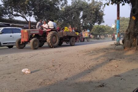 हस्तिनापुर कार्तिक मेले में उमड़ी श्रद्धालुओं की भीड़, झूलों और खरीदारी का लगा मेला