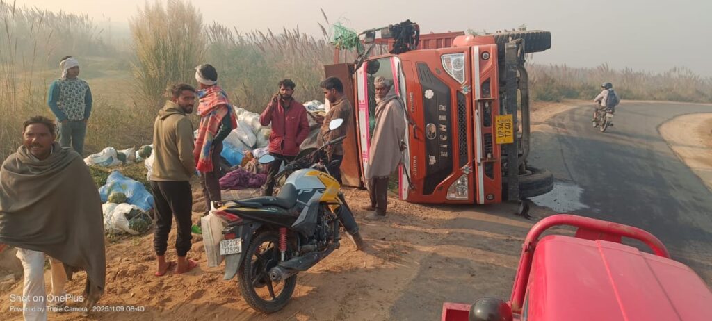 हस्तिनापुर–चांदपुर मार्ग पर बड़ा हादसा टला, पेठा लदा कैंटर पलटा, चालक-परिचालक सुरक्षित