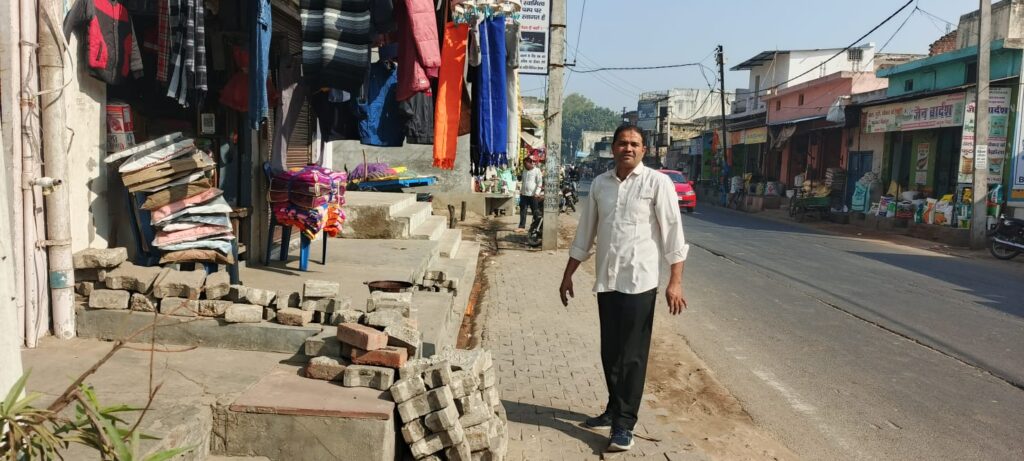 बहसूमा में हर घर जल योजना बनी मुसीबत, उखड़ी सड़कों से लोग परेशान