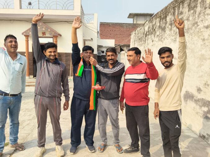 बिहार में BJP की जीत पर खुशी, सहकारी समिति के उपसभापति रवि त्यागी के आवास पर बांटी गई मिठाइयाँ
