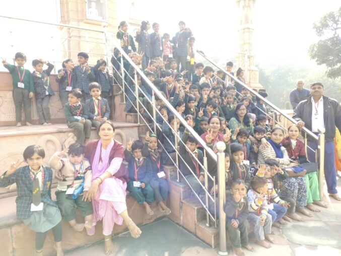 DPM Public School, Behsuma में बाल दिवस धूमधाम से मनाया, नन्हे छात्रों ने हस्तिनापुर में किया शैक्षिक भ्रमण