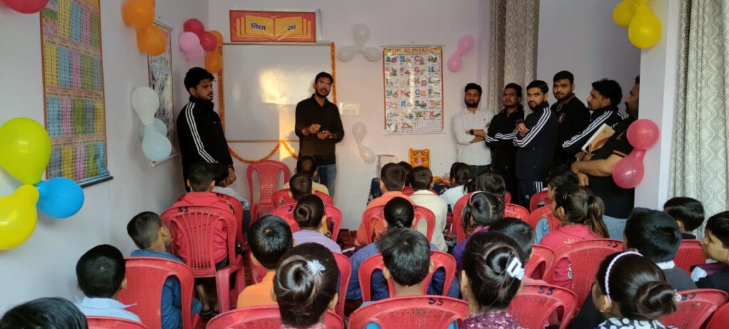 हस्तिनापुर में “विद्या रथ” की शुरुआत, गरीब बच्चों को मिलेगा मुफ्त शिक्षा का अवसर