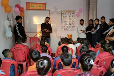 हस्तिनापुर में “विद्या रथ” की शुरुआत, गरीब बच्चों को मिलेगा मुफ्त शिक्षा का अवसर