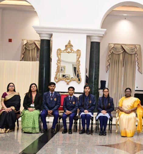 New Delhi | डी मोनफोर अकादमी का गौरव बढ़ा: बाल दिवस पर छात्रों की टीम ने राष्ट्रपति से की भेंट