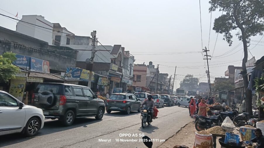 गन्ने से भरे ओवरलोड व ओवरहाइट ट्रक ने तोड़े बिजली के केबल, बहसूमा में घंटों लगा जाम,बड़ा हादसा टला