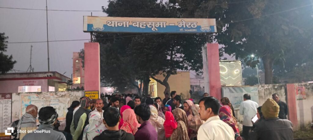 दीवार गिरने से राजमिस्त्री की दर्दनाक मौत, घायल मिस्त्रियों का उपचार जारी, परिजनों ने थाने में लगाया हंगामा