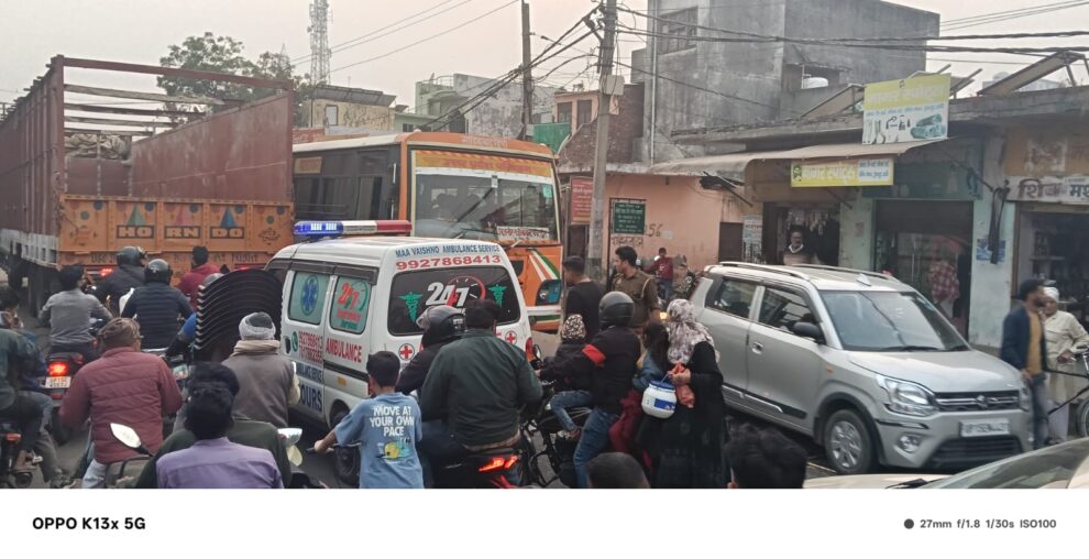 बहसूमा में अतिक्रमण से भीषण जाम, एम्बुलेंस फंसी,मरीज को देर से पहुंचाया अस्पताल, पुलिस ने खुलवाया रास्ता