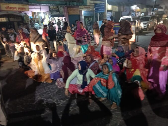 राजमिस्त्री की दीवार के नीचे दबकर मौत, शव पहुंचने पर परिजनों का फूटा गुस्सा,बहसूमा थाने पर जमकर हंगामा, सड़क पर लगाया जाम