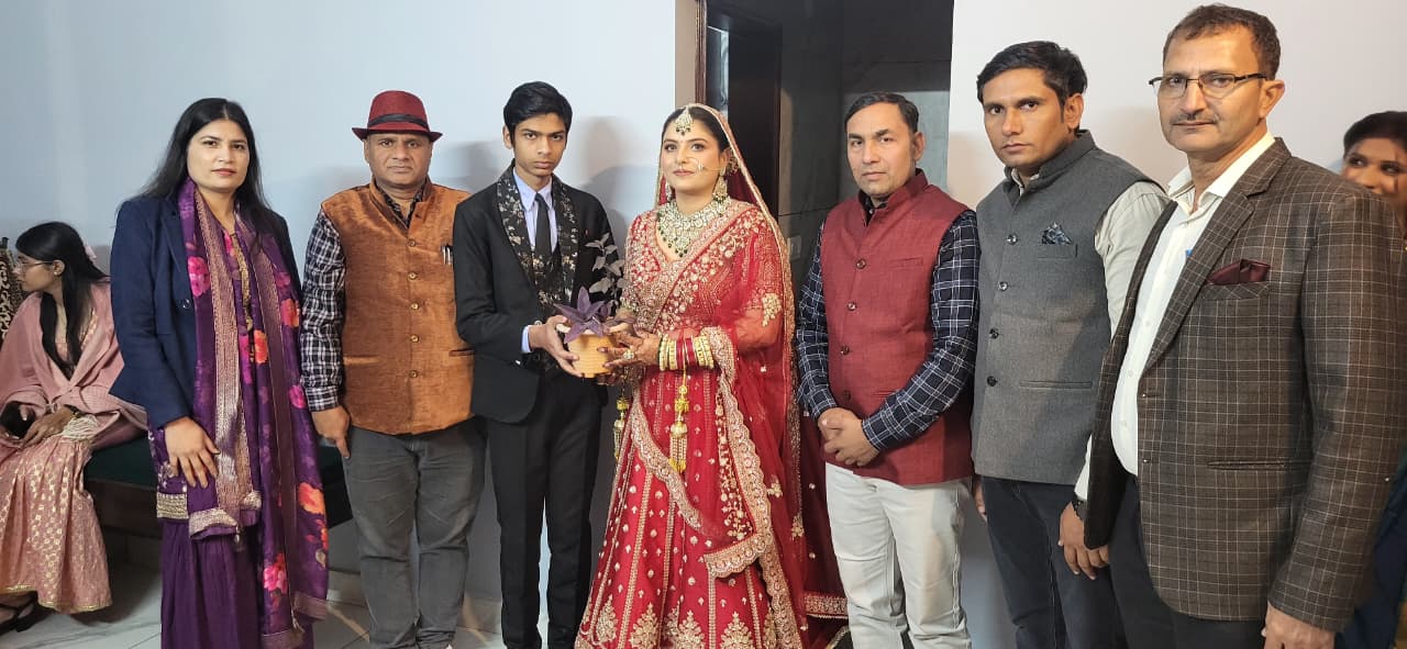 दुल्हन बनी न्यायाधीश सलोनी को ‘आँखें’ के पर्यावरण रक्षकों ने भेंट किया पौधा, हर साल वर्षगांठ पर रोपण का संकल्प