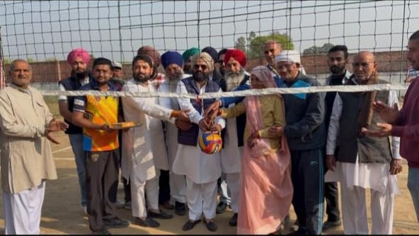 सदरपुर में स्वर्गीय चौधरी चरण सिंह वालीबाल टूर्नामेंट का भव्य आगाज, दो दर्जन टीमें उतरें मुकाबले में