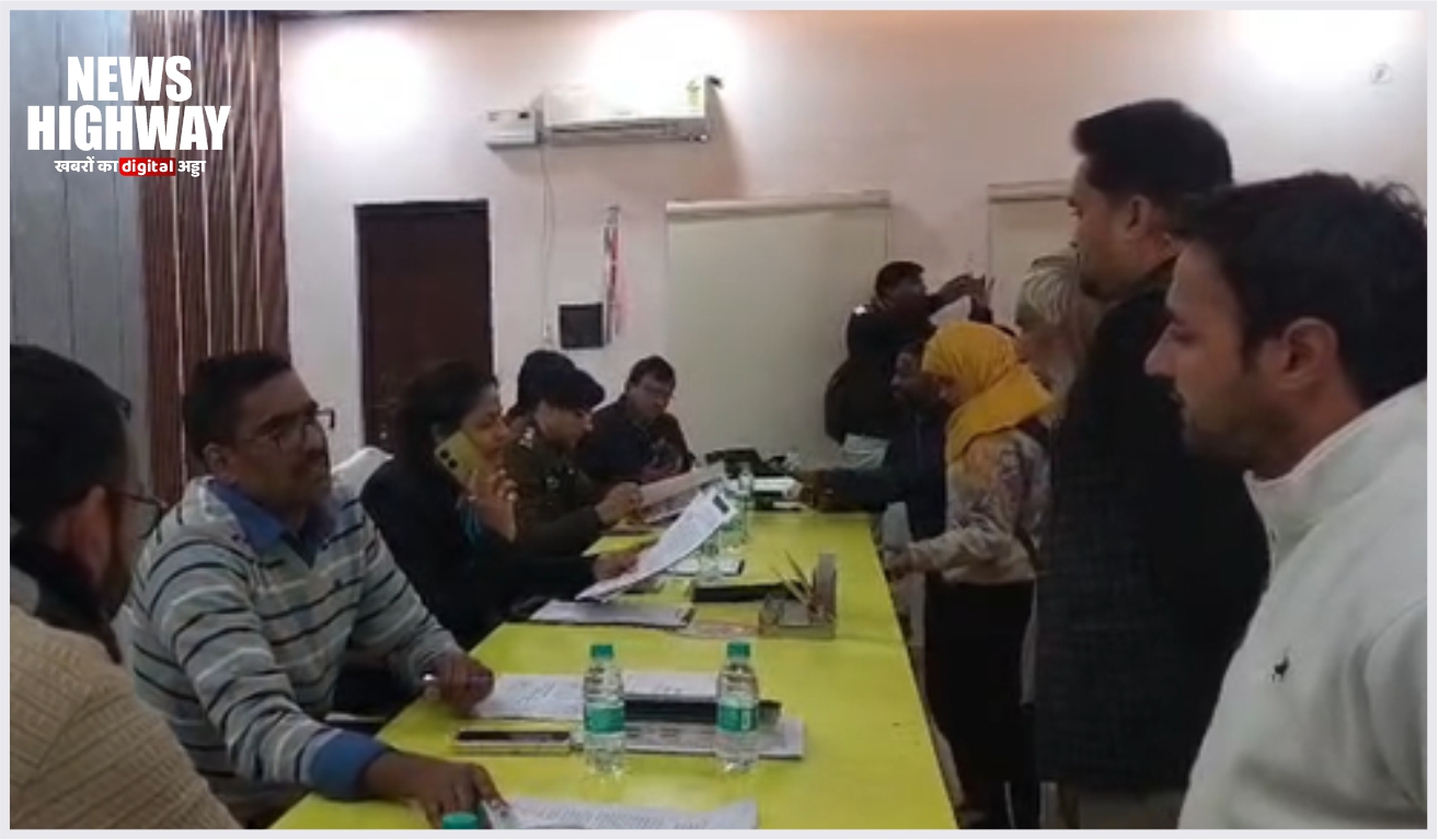 Amroha News: अमरोहा ब्लॉक में संपूर्ण समाधान दिवस, DM Nidhi Gupta ने सुनी जनता की शिकायतें