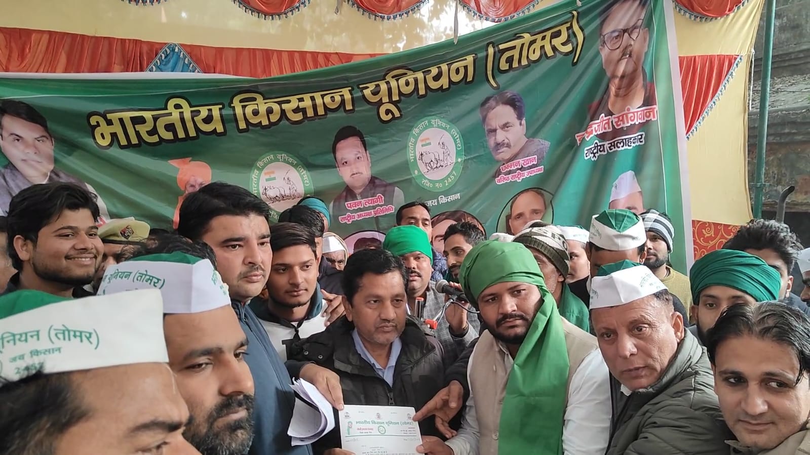 मवाना में भाकियू तोमर का अनिश्चितकालीन धरना प्रदर्शन