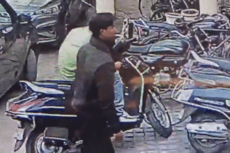 🚨 सिर्फ 30 सेकंड में स्कूटी चोरी, CCTV में कैद पूरी वारदात | मेरठ में चोर बेखौफ