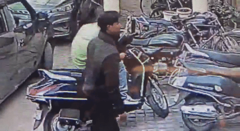 मेरठ में चोर बेखौफ | सिर्फ 30 सेकंड में स्कूटी चोरी, देखिए वीडियो