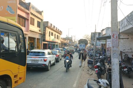 गन्ना लदे ओवरलोड वाहनों और अतिक्रमण से बहसूमा में दिनभर जाम, लोगों में बढ़ा रोष