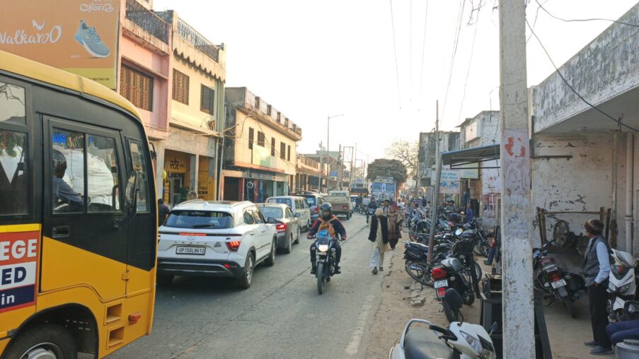 गन्ना लदे ओवरलोड वाहनों और अतिक्रमण से बहसूमा में दिनभर जाम, लोगों में बढ़ा रोष