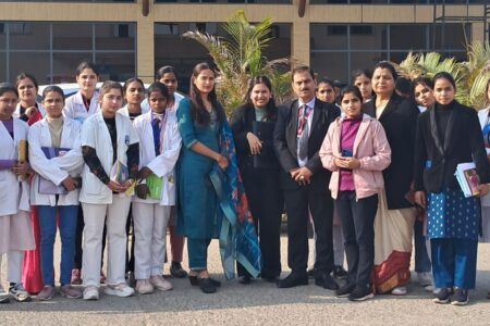 शांति निकेतन ग्रुप ऑफ़ इंस्टीट्यूशंस की ANM छात्राओं ने किया आर्यावर्त अस्पताल का शैक्षणिक भ्रमण, विभिन्न विभागों की मिली व्यवहारिक जानकारी