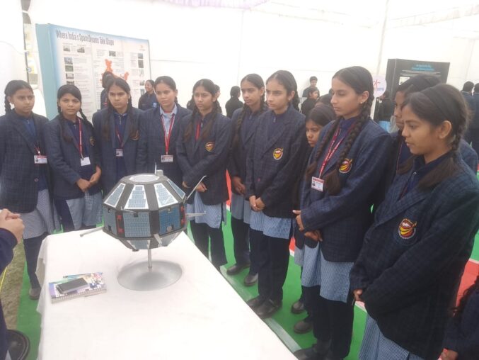 ISRO सेमिनार ने बदली सोच: डी मोनफोर्ट अकादमी के छात्रों ने जाना अंतरिक्ष विज्ञान का रोमांच | ISRO Seminar News