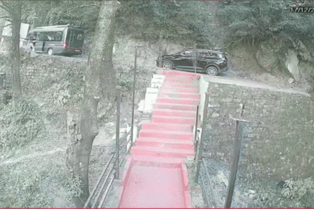 डलहौजी में बड़ा हादसा टला: ऊंचाई पर चढ़ते समय पीछे लुढ़का टेंपो ट्रेवलर, जान बचाने को कूदते रहे पर्यटक