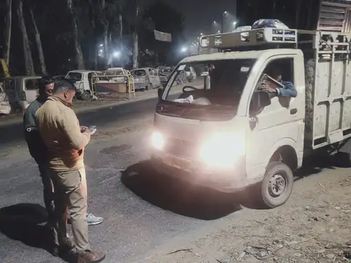 मवाना खुर्द में संदिग्ध वाहनों की चेकिंग